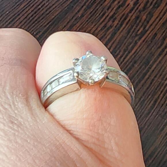 Elegant Sterling Silver Ring with Cubic Zirconia Gemstones - Size US 6 - Picture 1 of 8